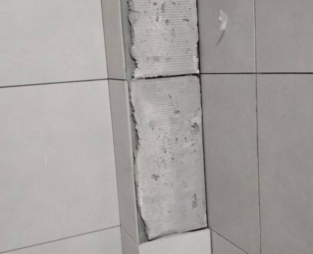 龙凤瓷砖空鼓维修公司分享下瓷砖施工前基层浇水润湿程度不足，可能导致以下问题