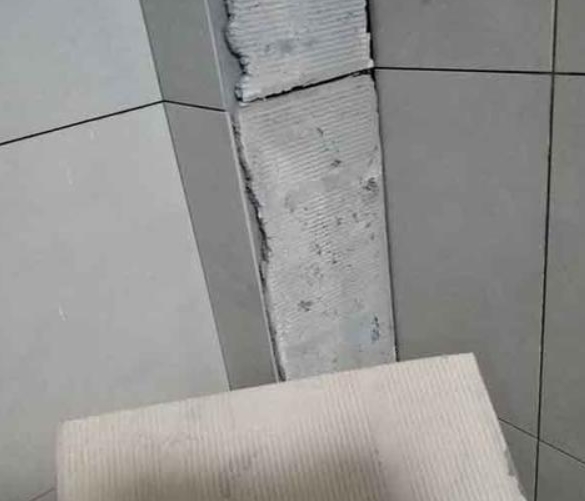 龙凤瓷砖空鼓维修公司分享下厨房瓷砖脱落的补救措施。